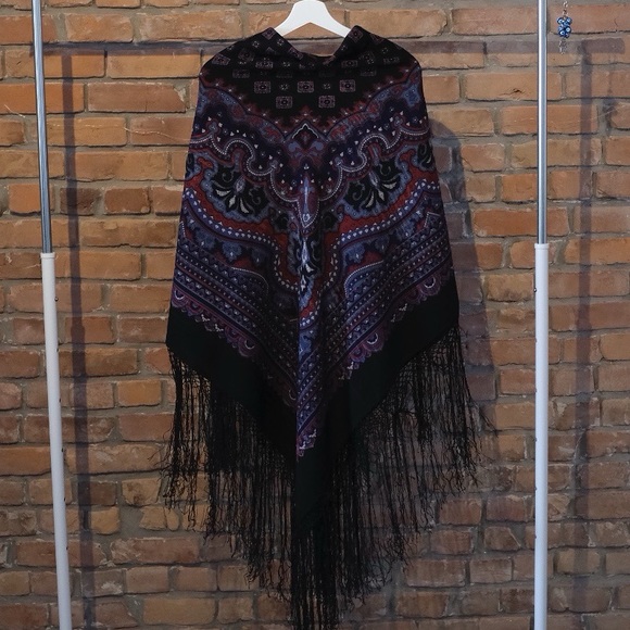Beautiful wool scarf with silk fringe - Picture 2 of 3